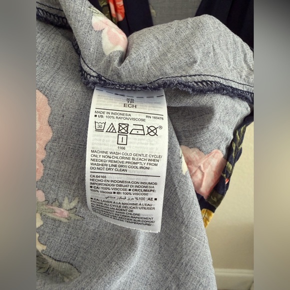 Size XS Old Navy women’s floral wrap dress - Picture 8 of 9